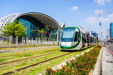 Dairesel hafif tren Kaohsiung Sergi Merkezi, Tayvan 'dan geçiyor..