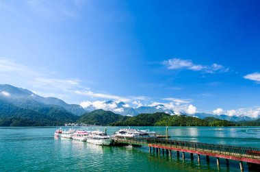 Sabah Sun Moon Gölü 'ndeki yat limanının manzarası Nantou, Tayvan' da ünlü bir cazibedir..