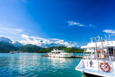Sabah Sun Moon Gölü 'ndeki yat limanının manzarası Nantou, Tayvan' da ünlü bir cazibedir..