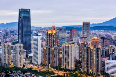 Tayvan, Taipei 'deki Xiangshan Dağı' nın tepesinden Taipei 'nin modern kentsel binalarının gece görüşü.