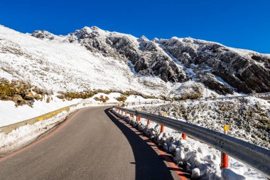 Tayvan 'ın Nantou Dağı' ndaki Hehuan ormanları ve yolları. Taroko Ulusal Parkı Tayvan 'ın en popüler turistik yerlerinden biridir..