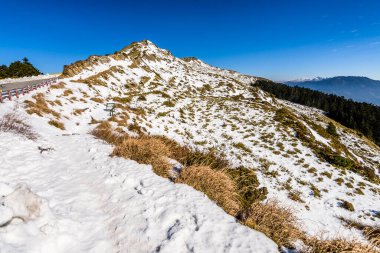 Kar, Tayvan, Nantou 'daki Hehuan Dağı' ndaki dağların ve ormanların çoğunu kapladı. Taroko Ulusal Parkı Tayvan 'ın en popüler turistik yerlerinden biridir..