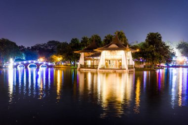 Taichung Park, Tayvan 'daki Mid-Lake Pavilion' un gece manzarası. Tayvan, Japon yönetimi altındayken inşa edildi..