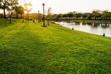 Tayvan - 11 Mart 2018: Turistler Tayvan 'ın Tainan kentindeki Chimei Müzesi Parkı' nın çimlerinde sıcak güneşin tadını çıkarıyorlar. Tainan Büyükşehir Parkı 'nın hemen yanında..