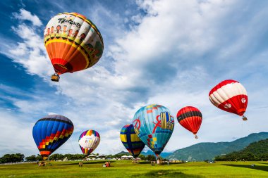 Turistler Tayvan uluslararası balon festivalini Taitung 'daki Luye Highland' da ziyaret ettiler..