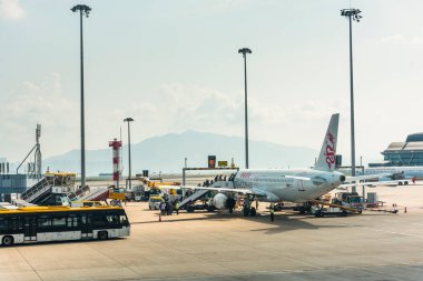Hong Kong - 15 Temmuz 2019: Çin 'deki Hong Kong Uluslararası Havalimanı' nda bir Cathay Dragon uçağına binen yolcular.