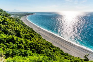 Taitung, Tayvan 'daki dağlardan güzel Pasifik Okyanusu ve kumlu plaja bakıyor..
