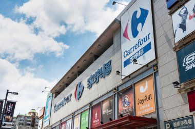 Kaohsiung, Tayvan 'daki Carrefour Hypermarket' in manzarası. Merkezi Fransa 'nın Massy şehrinde bulunan çok uluslu bir perakende şirketi..