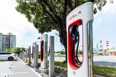 Tainan, Tayvan 'daki Tesla elektrikli araba şarj istasyonuna yakın çekim.