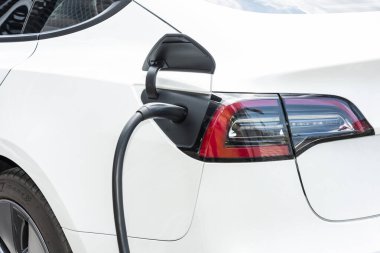 Tayvan 'daki Tesla şarj istasyonunda şarj edilen elektrikli bir arabanın yakın çekimi..