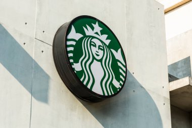 Kaohsiung, Tayvan 'daki Starbucks kahve dükkanları zincirinin vitrin manzarası.. 