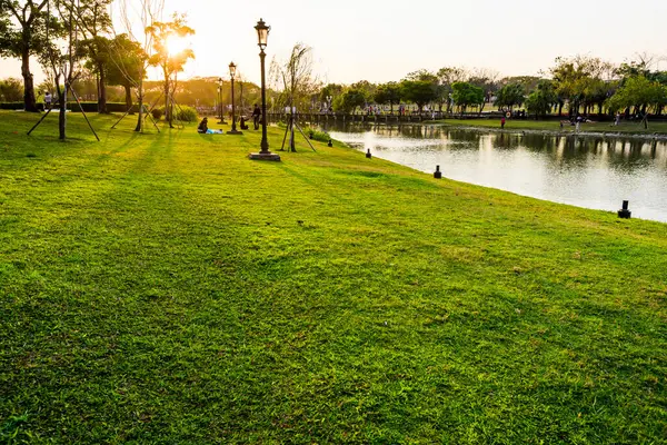 Tayvan - 11 Mart 2018: Turistler Tayvan 'ın Tainan kentindeki Chimei Müzesi Parkı' nın çimlerinde sıcak güneşin tadını çıkarıyorlar. Tainan Büyükşehir Parkı 'nın hemen yanında..