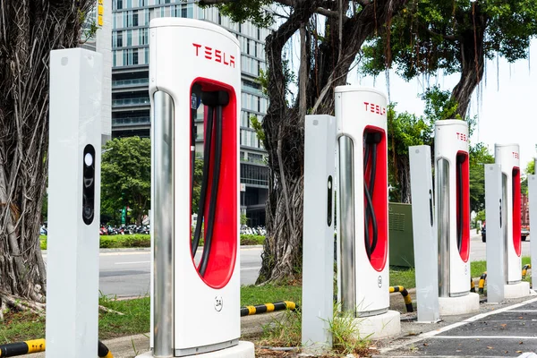 Tainan, Tayvan 'daki Tesla elektrikli araba şarj istasyonuna yakın çekim.