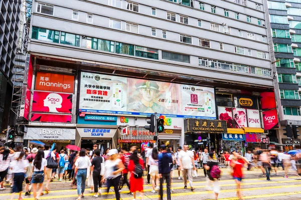 Chodci Přejíždějí Silnici Kolem Slavné Budovy Chungking Mansions Hong Kongu Stock Obrázky