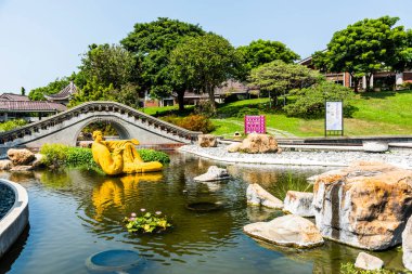Taichung, Tayvan 'daki Taichung City Liman Sanat Merkezi' nin manzarası. Burada Güney Fuji mimari tarzı ve avlu alanı ile inşa edilmiş..