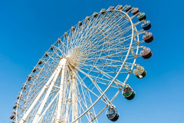 Tayvan 'daki Mitsui Outlet Park Taichung Limanı' nın dönme dolabına yakın çekim. Mitsui Fudosan 'ın Tayvan' daki ikinci üssü..