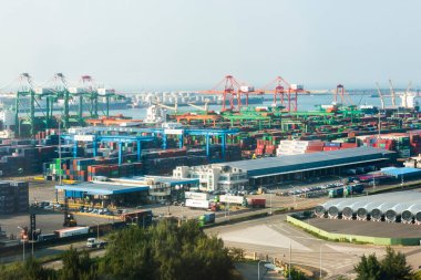 Tayvan 'daki Taichung Limanı kıyısındaki konteynır ve vinçlere bakın. Kaohsiung Limanı 'ndan sonra Tayvan' ın en büyük ikinci limanıdır..