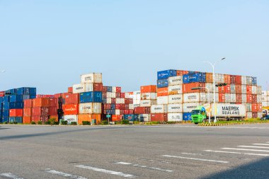 Tayvan 'ın Taichung Limanı yakınlarındaki konteyner alanının görüntüsü.