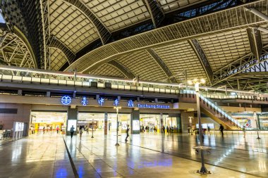 Taichung, Tayvan... 5 Ekim 2021 Tayvan 'daki Tayvan tren istasyonu binasının gece görüşü. Tayvan Demiryolları İdaresi hizmet veriyor..