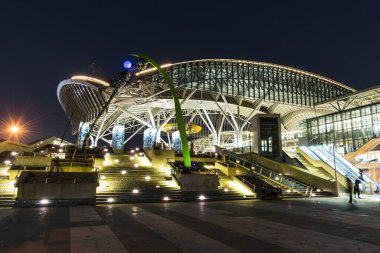 Taichung, Tayvan... 5 Ekim 2021 Tayvan 'daki Tayvan tren istasyonu binasının gece görüşü. Tayvan Demiryolları İdaresi hizmet veriyor..