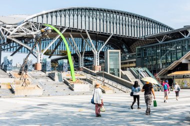 Taichung, Tayvan - 6 Ekim 2021: Tayvan 'daki Tayvan tren istasyonunun modern bina manzarası. Tayvan Demiryolları İdaresi hizmet veriyor..