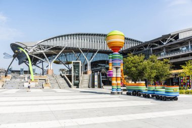 Taichung, Tayvan - 6 Ekim 2021: Tayvan 'daki Tayvan tren istasyonunun modern bina manzarası. Tayvan Demiryolları İdaresi hizmet veriyor..