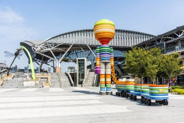 Taichung, Tayvan - 6 Ekim 2021: Tayvan 'daki Tayvan tren istasyonunun modern bina manzarası. Tayvan Demiryolları İdaresi hizmet veriyor..