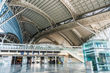 Taichung, Tayvan - 6 Ekim 2021 Yolcular Tayvan 'daki Taichung Tren İstasyonu' ndan geçiyorlar..