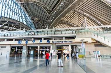 Taichung, Tayvan - 6 Ekim 2021 Yolcular Tayvan 'daki Taichung Tren İstasyonu' ndan geçiyorlar..