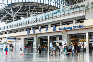 Taichung, Tayvan - 6 Ekim 2021 Yolcular Tayvan 'daki Taichung Tren İstasyonu' ndan geçiyorlar..
