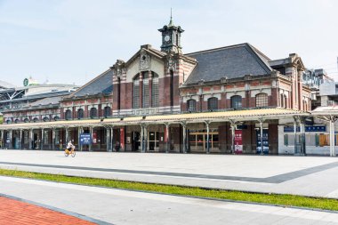 Taichung, Tayvan - 6 Ekim 2021 Tayvan 'daki Eski Tayvan Tren İstasyonu' nun manzarası. Japonya 'nın yönetimi sırasında inşa edilen yapı, şimdi ulusal bir anıt olarak listeleniyor..