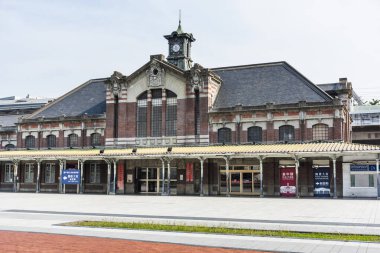 Taichung, Tayvan - 6 Ekim 2021 Tayvan 'daki Eski Tayvan Tren İstasyonu' nun manzarası. Japonya 'nın yönetimi sırasında inşa edilen yapı, şimdi ulusal bir anıt olarak listeleniyor..