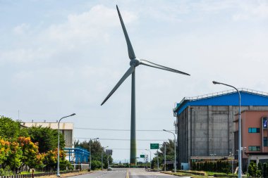 Tayvan 'ın Changhua Sahil Sanayi Parkı' nda mavi gökyüzü arka planına sahip rüzgar enerjisi sistemlerine yakın çekim.