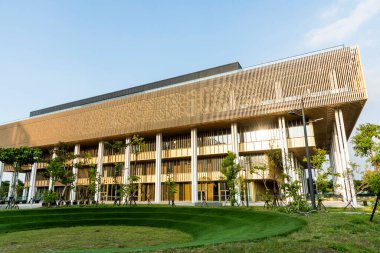 Tainan, Tayvan - 19 Ekim 2021: Tayvan 'daki Tainan Ana Halk Kütüphanesi' nin alçak açılı görünümü.