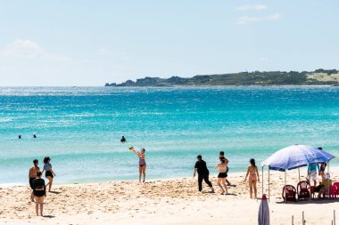 Pingtung, Tayvan- 22 Ekim 2021: Birçok genç insan Kenting Ulusal Parkı, Pingtung, Tayvan 'daki South Bay plajında top oynar.