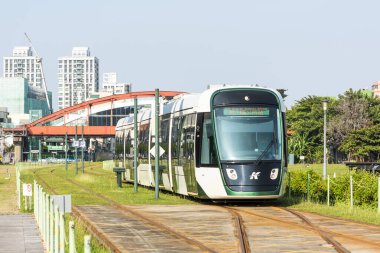 Kaohsiung, Tayvan - 29 Ekim 2021: Dairesel hafif tren Kaohsiung, Tayvan 'daki Hamasen Demiryolu Kültür Parkı' ndan geçiyor.