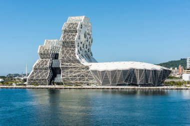 Kaohsiung, Tayvan - 6 Kasım 2021: Kaohsiung, Tayvan Limanı 'ndaki Kaohsiung Müzik Merkezi manzarası. Love Pier kıyısındaki beyaz altıgen yapı..