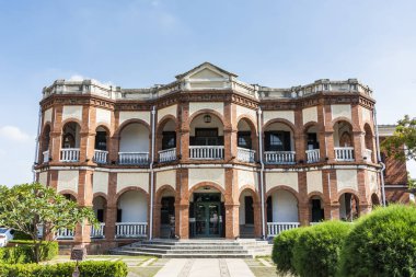 Tayvan 'daki Eski Tainan Sulh Hakimi Konutu' nun harici binası. Konut, İngiliz sömürge mimari tarzına sahip iki katlı bir bina..