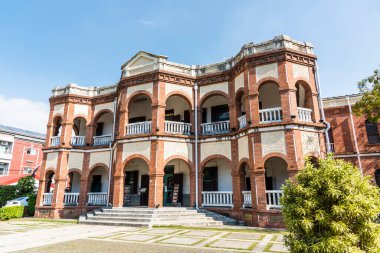 Tayvan 'daki Eski Tainan Sulh Hakimi Konutu' nun harici binası. Konut, İngiliz sömürge mimari tarzına sahip iki katlı bir bina..