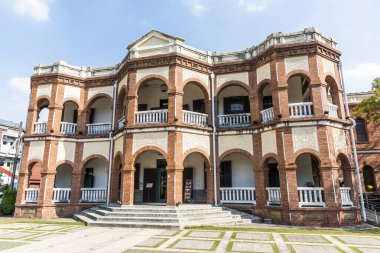 Tayvan 'daki Eski Tainan Sulh Hakimi Konutu' nun harici binası. Konut, İngiliz sömürge mimari tarzına sahip iki katlı bir bina..