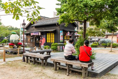 Chiayi, Tayvan - 9 Aralık 2021: Turistler Chiayi, Tayvan 'daki Hinoki Köyü' nü (selvi orman yaşamı köyü) ziyaret ediyorlar.