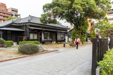 Chiayi, Tayvan - 9 Aralık 2021: Turistler Chiayi, Tayvan 'daki Hinoki Köyü' nü (selvi orman yaşamı köyü) ziyaret ediyorlar.