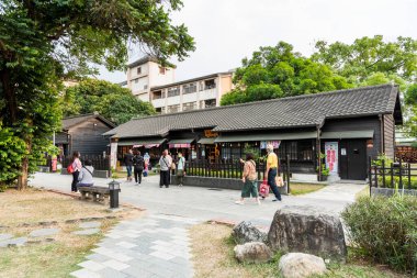 Chiayi, Tayvan - 9 Aralık 2021: Turistler Chiayi, Tayvan 'daki Hinoki Köyü' nü (selvi orman yaşamı köyü) ziyaret ediyorlar.