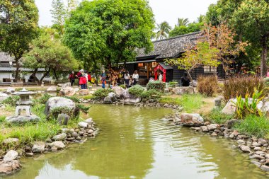 Chiayi, Tayvan - 9 Aralık 2021: Turistler Chiayi, Tayvan 'daki Hinoki Köyü' nü (selvi orman yaşamı köyü) ziyaret ediyorlar.