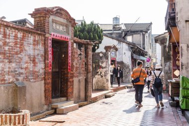 Changhua, Tayvan- 10 Aralık 2021: Turistler Changhua, Tayvan 'daki Lukang eski caddesini ziyaret ediyorlar. Qing Hanedanlığı 'nın mimari özellikleri burada korunmuş..