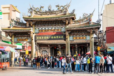 Changhua, Tayvan- 10 Aralık 2021: Turistler Changhua, Tayvan 'daki Lukang Tianhou Tapınağını ziyaret ediyorlar. Tayvan 'ın en ünlü ve popüler Mazu tapınaklarından biridir..