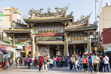 Changhua, Tayvan- 10 Aralık 2021: Turistler Changhua, Tayvan 'daki Lukang Tianhou Tapınağını ziyaret ediyorlar. Tayvan 'ın en ünlü ve popüler Mazu tapınaklarından biridir..