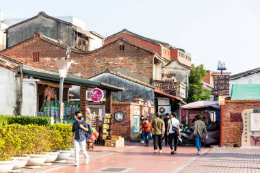 Changhua, Tayvan- 10 Aralık 2021: Turistler Changhua, Tayvan 'daki Lukang eski caddesini ziyaret ediyorlar. Qing Hanedanlığı 'nın mimari özellikleri burada korunmuş..