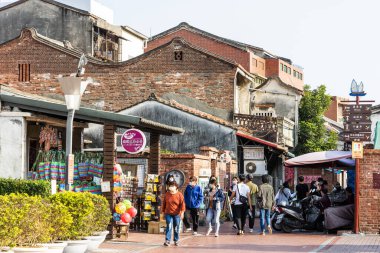 Changhua, Tayvan- 10 Aralık 2021: Turistler Changhua, Tayvan 'daki Lukang eski caddesini ziyaret ediyorlar. Qing Hanedanlığı 'nın mimari özellikleri burada korunmuş..