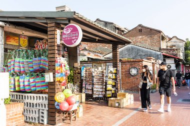 Changhua, Tayvan- 10 Aralık 2021: Turistler Changhua, Tayvan 'daki Lukang eski caddesini ziyaret ediyorlar. Qing Hanedanlığı 'nın mimari özellikleri burada korunmuş..